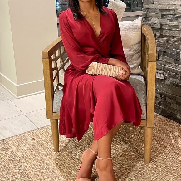 Red silk/satin classy dress - Picture 2 of 4